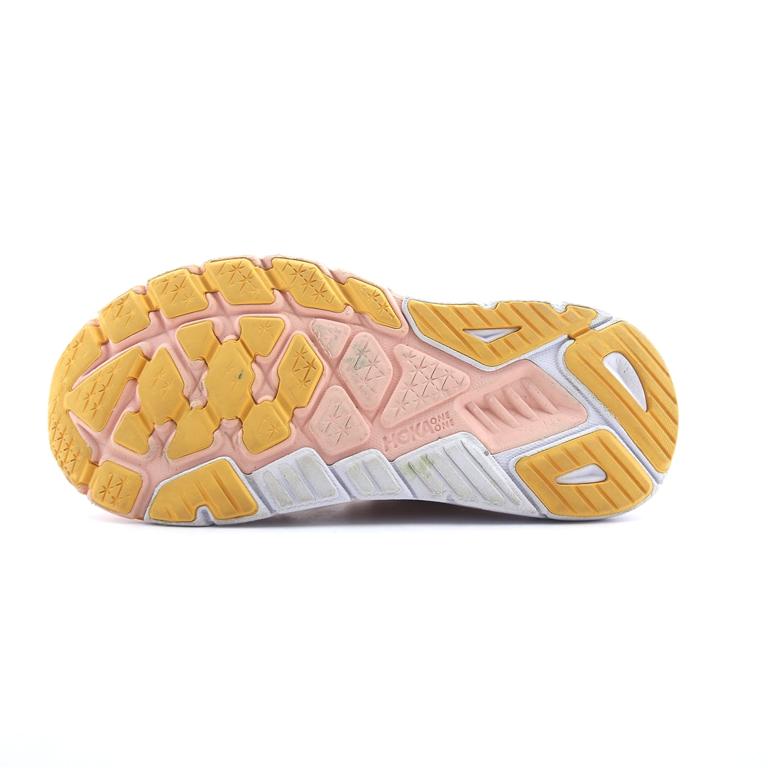 HOKA ONE ONE ARAHI 6